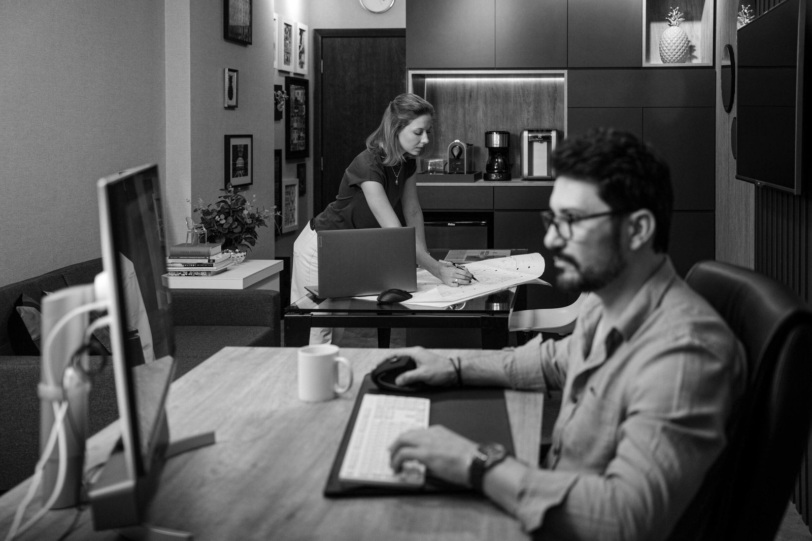 Amanda Richter e Sérgio Dalmeidah no escritório